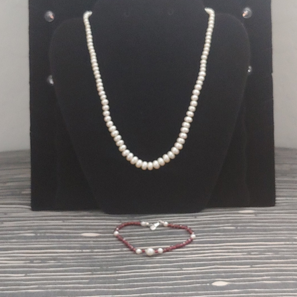 Pearl necklace and bracelet